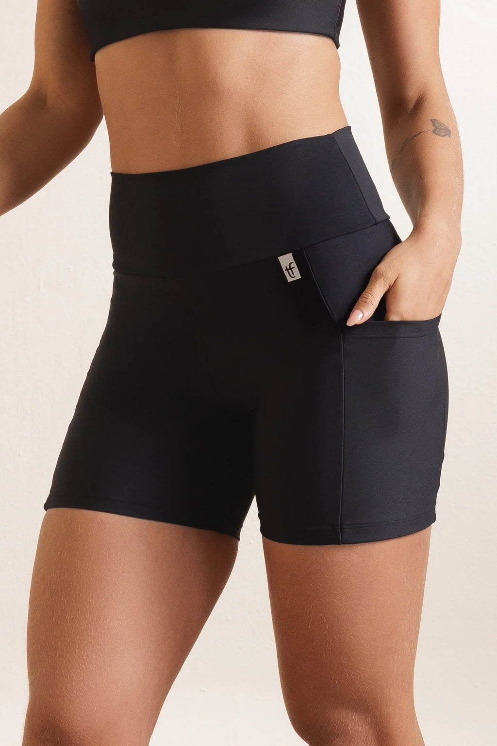 Short Básico com Bolsos Action Thais Ferreira